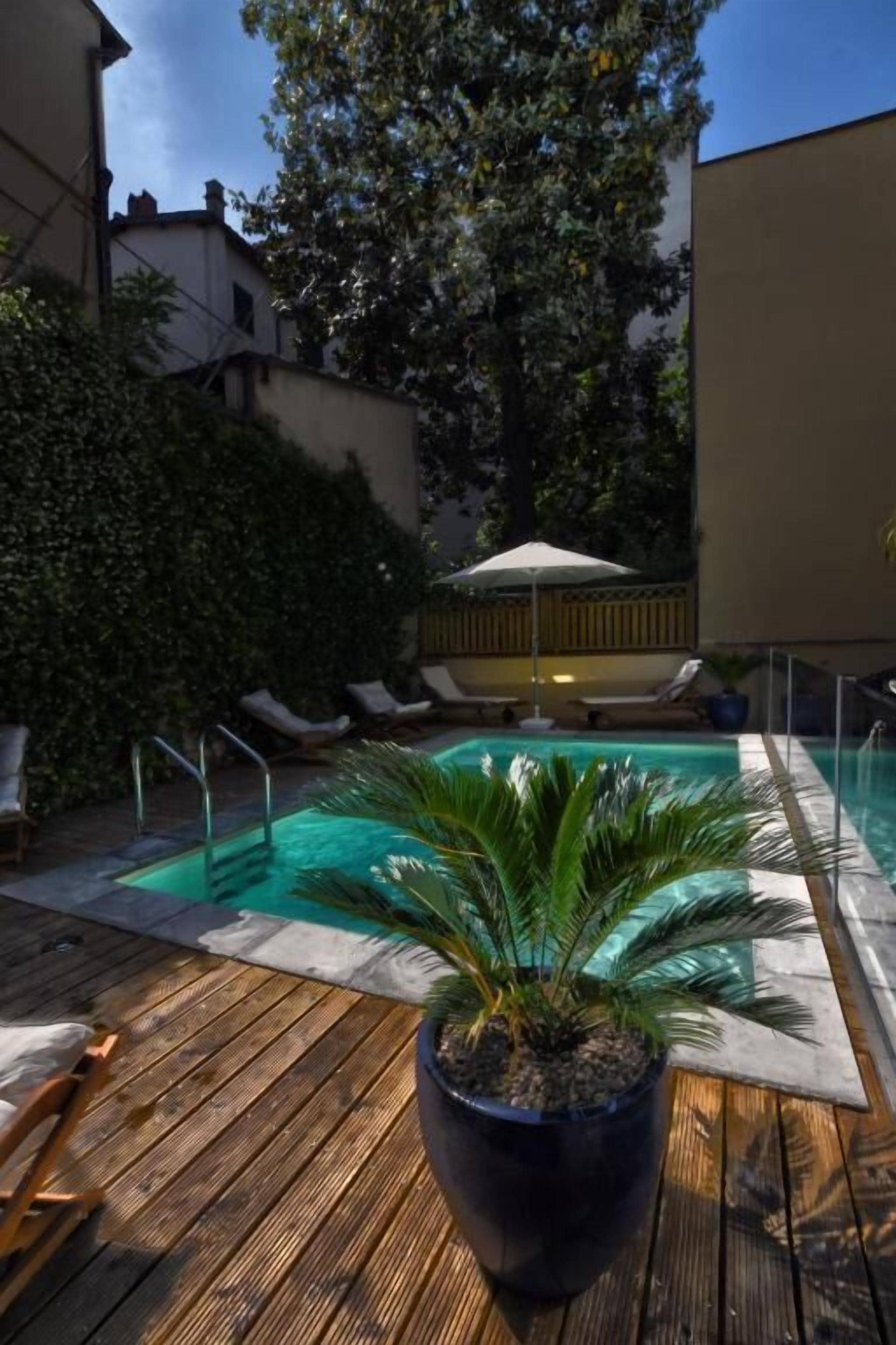 季節性室外泳池；泳池傘、躺椅