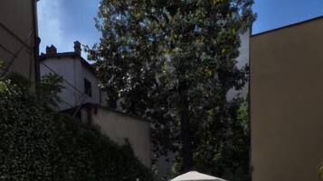 Piscine extérieure (ouverte en saison), parasols de plage