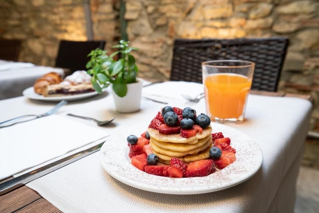 每日供應自助早餐 (每人 EUR15)