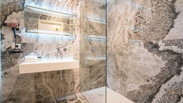 Doppia Queen Deluxe | Bagno | Doccia, soffione a pioggia, set di cortesia firmato, asciugacapelli