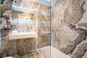 Doppia Queen Deluxe | Bathroom | Shower, rainfall showerhead, designer toiletries, hair dryer - Hotel Ginori al DUOMO (Florence)