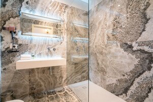 Doppia Queen Deluxe | Bathroom | Shower, rainfall showerhead, designer toiletries, hair dryer