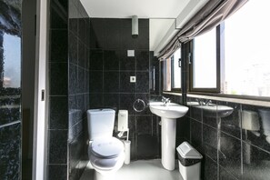 Quarto casal | Banheiro | Secador de cabelo (mediante solicitação), toalhas de banho
