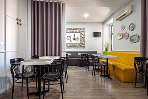Free daily continental breakfast - Guest House Porto Clerigus (Porto)