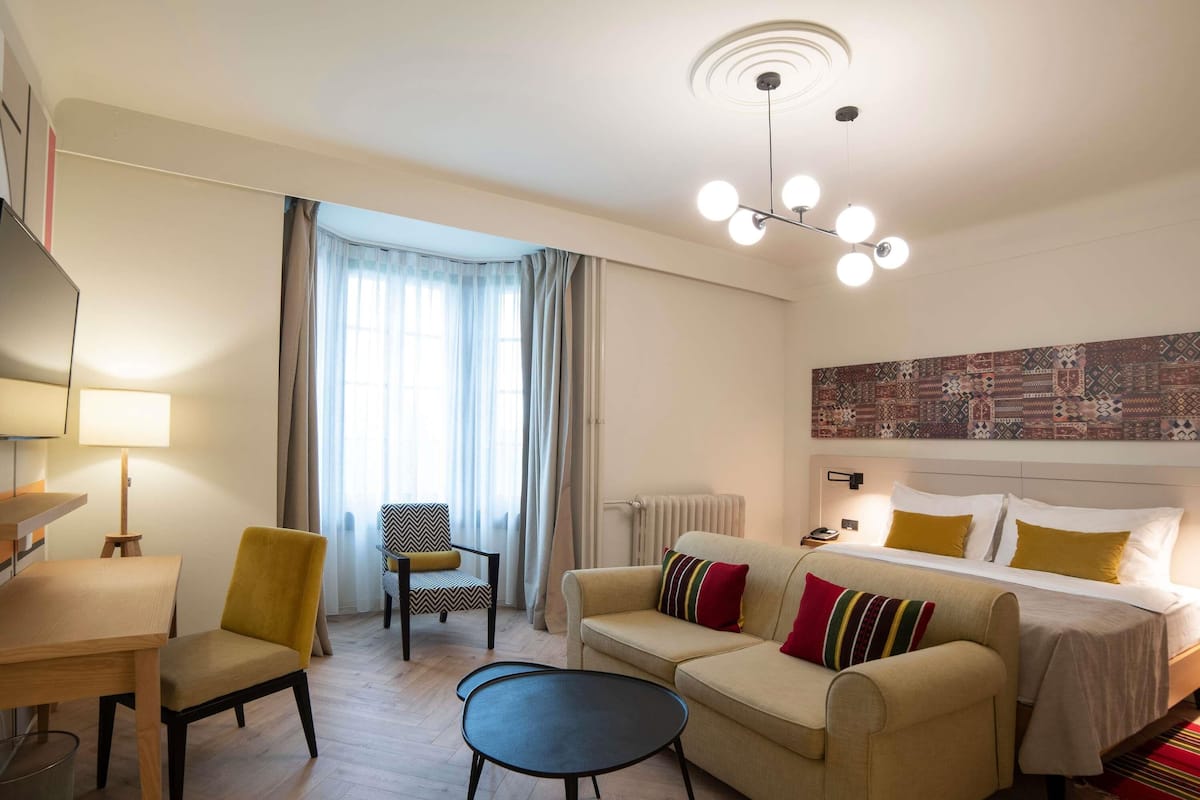 Privilege, Double Room, 1 Double Bed | In-room safe, desk, laptop workspace, soundproofing