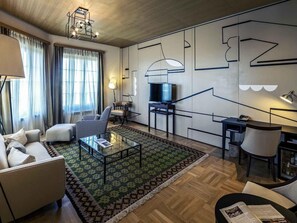 객실 내 금고, 책상, 노트북 작업 공간, 방음 설비