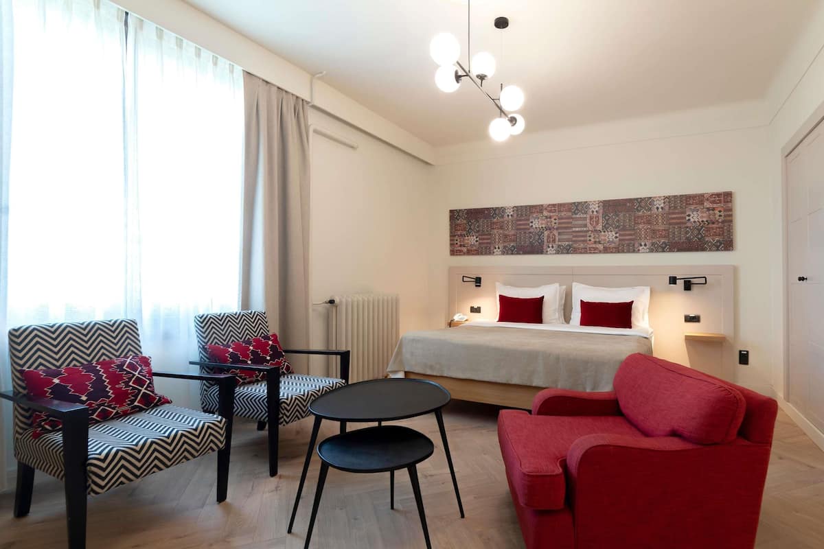 Privilege - غرفة مزدوجة - سرير مزدوج | خزنة داخل الغرفة ومكتب ومساحة عمل للكمبيوتر المحمول وتجهيزات عازلة للصوت