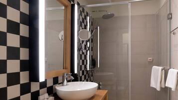 Quarto superior, 1 cama de casal | Banheiro | Produtos de toalete de grife, secador de cabelo, chinelos