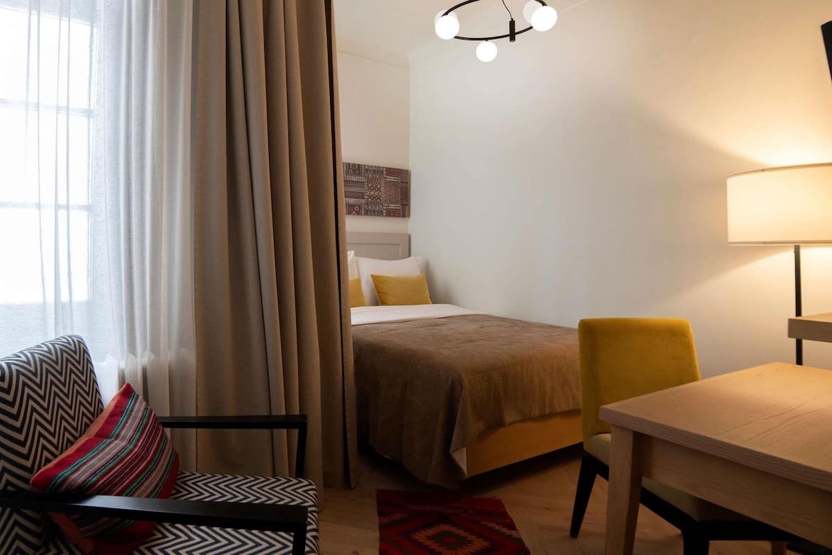 Standard Single Room | In-room safe, desk, laptop workspace, soundproofing