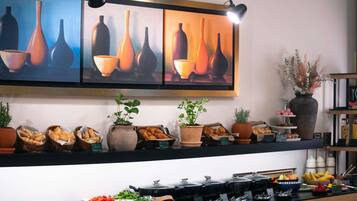 Daily continental breakfast (RSD 1300 per person)