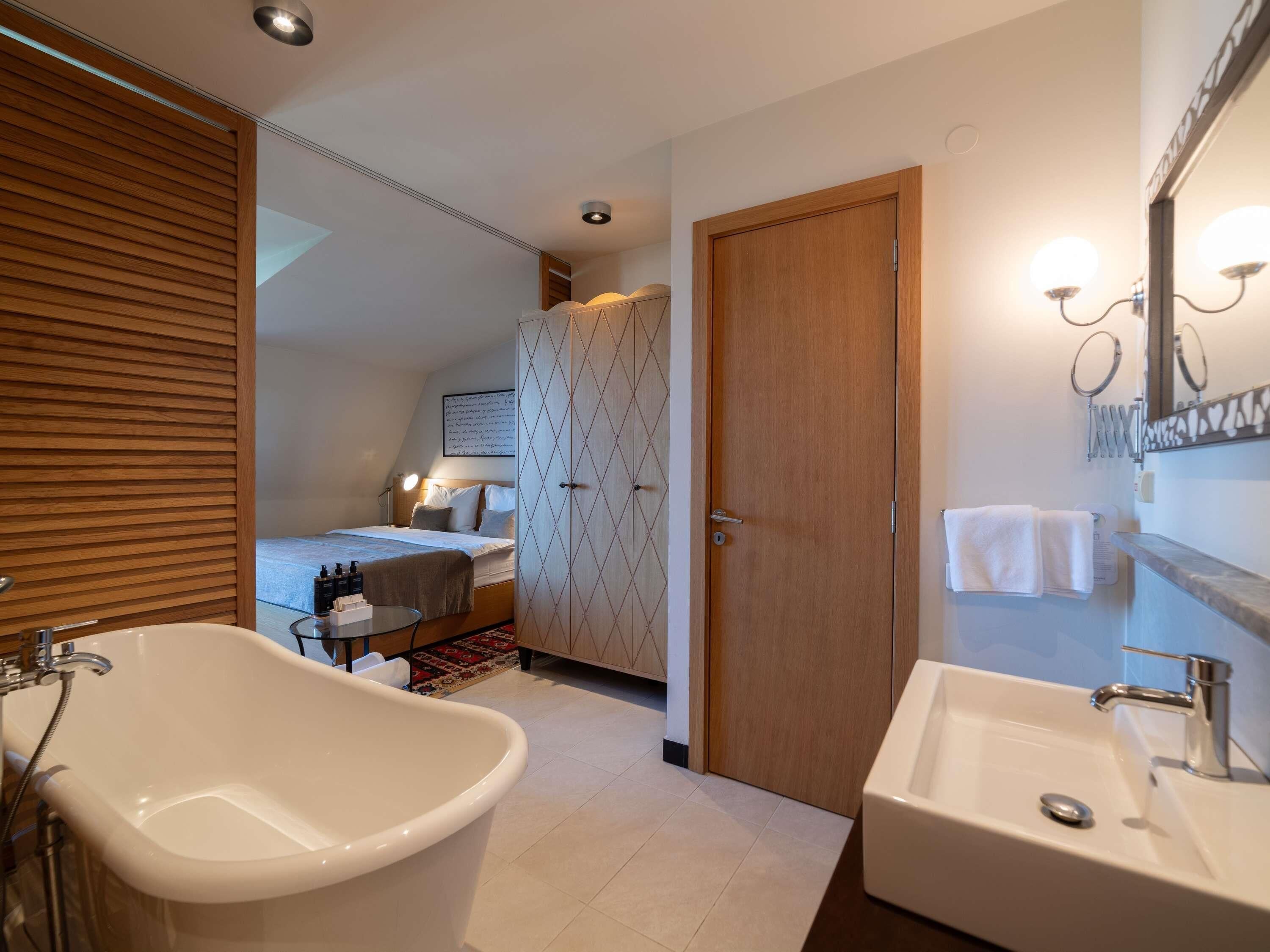 Caja de seguridad en la habitación y escritorio 