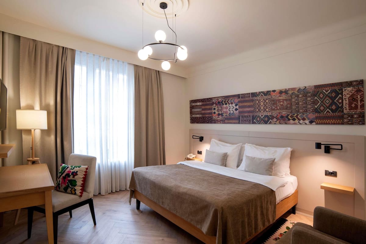 Superior-Zimmer, 1 Doppelbett | Zimmersafe, Schreibtisch, laptopgeeigneter Arbeitsplatz