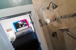 Kamar Deluks, 1 Tempat Tidur King, kamar mandi pribadi | Didekorasi berbeda-beda dan dilengkapi dengan perabotan berbeda-beda