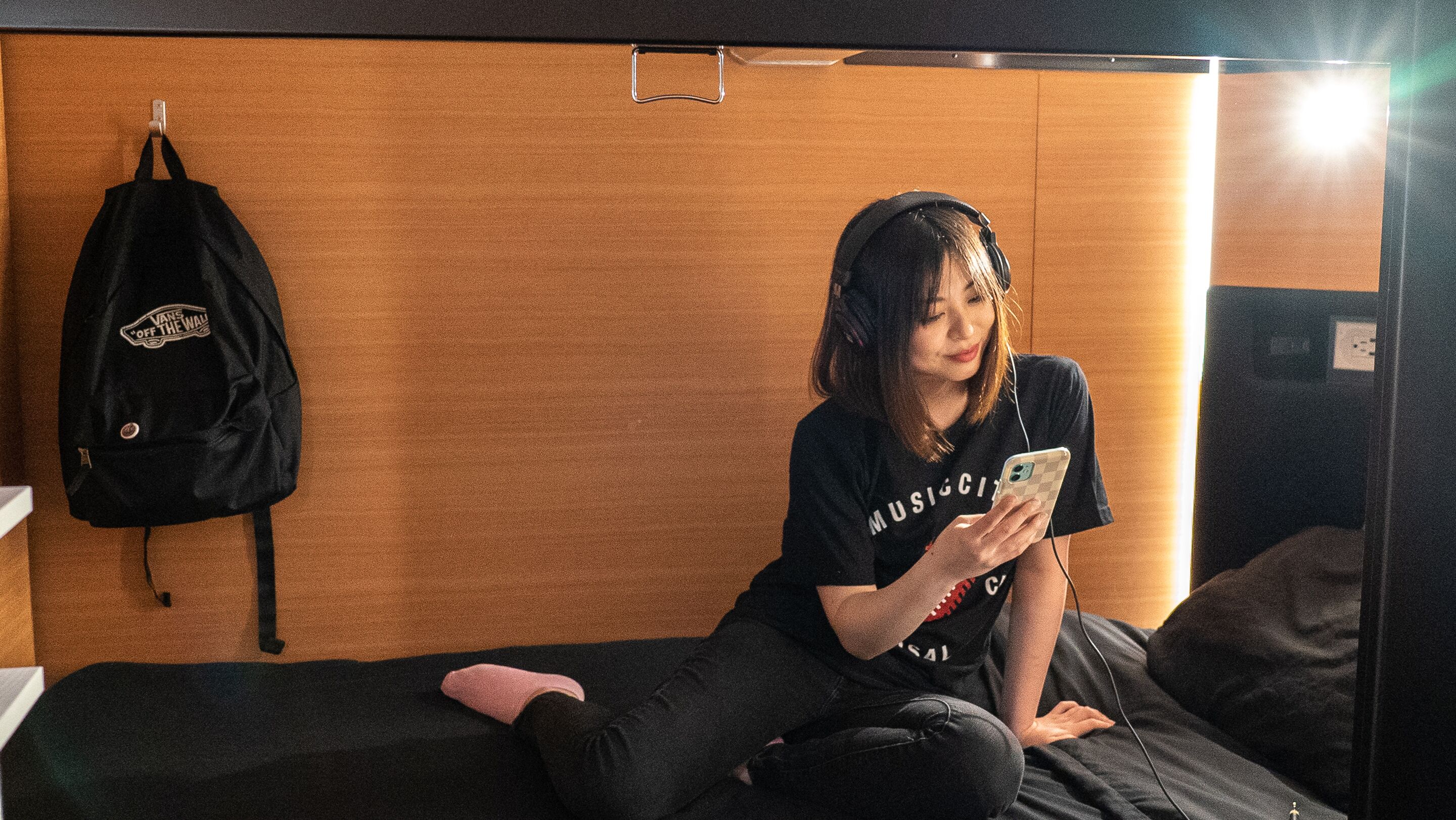 Single Bed in Female 2 Bed Capsule Room | Decoración personalizada, muebles diferentes y escritorio 