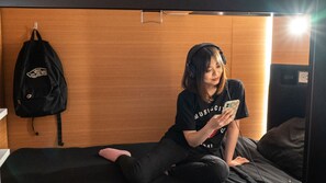 Single Bed in Female 2 Bed Capsule Room | 각각 다른 스타일의 인��테리어, 각각 다르게 가구 비치, 책상, 노트북 작업 공간