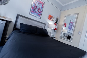 Individually decorated, individually furnished, desk, laptop workspace - Music City Hotel - The San Francisco Music Experience (San Francisco)