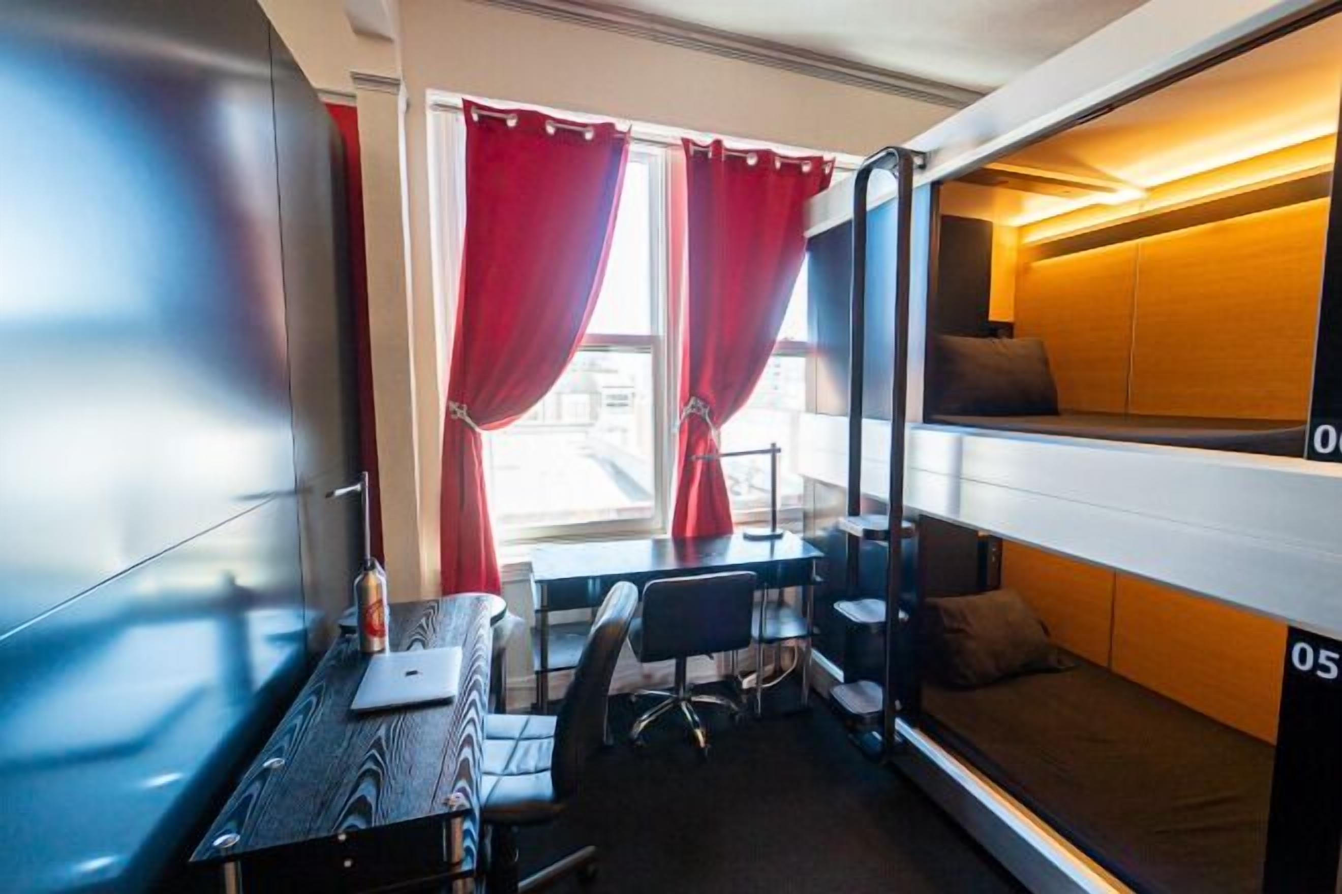 Decoración personalizada, muebles diferentes y escritorio 