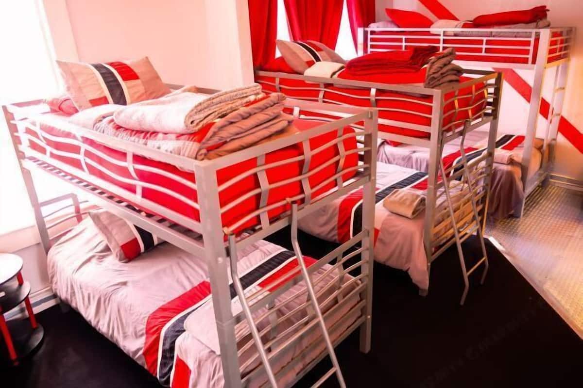 Escritorio, espacio para trabajar con laptop y cortinas blackout 