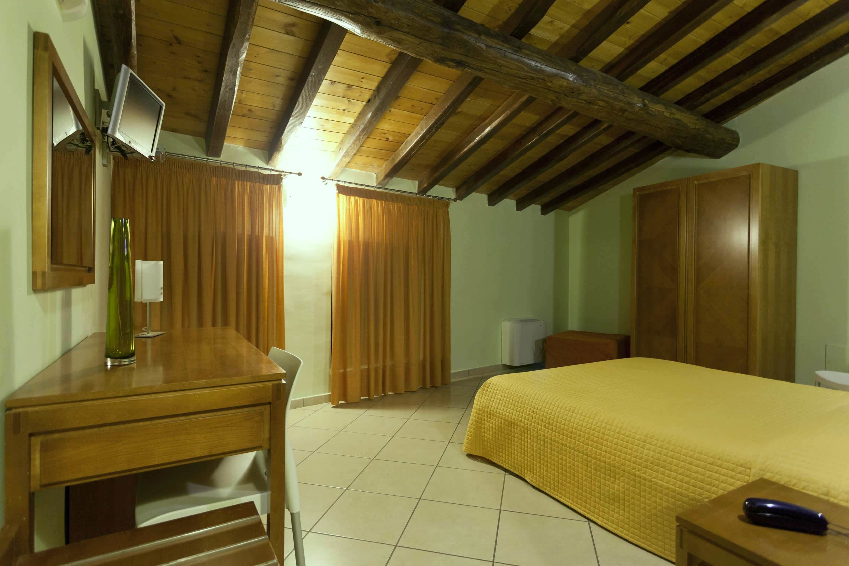 standard double or twin room | premium bedding, minibar, in-room safe, desk