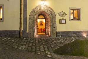 Fachada del alojamiento - Noche