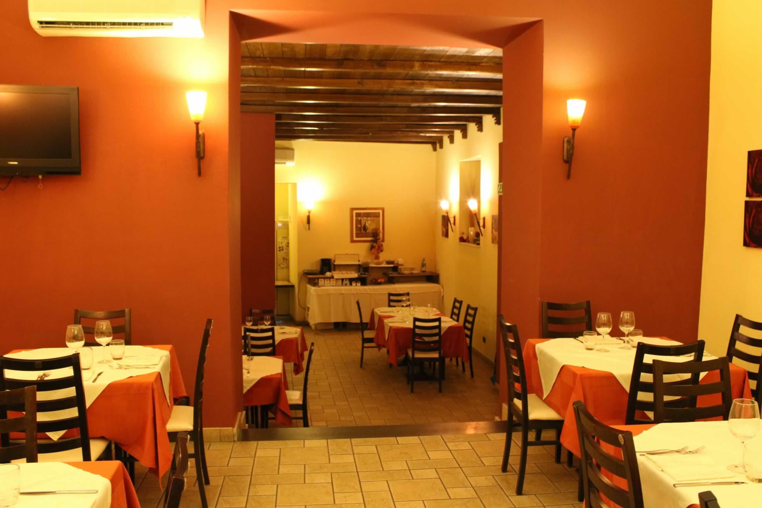 Serveert ontbijt, lunch en diner