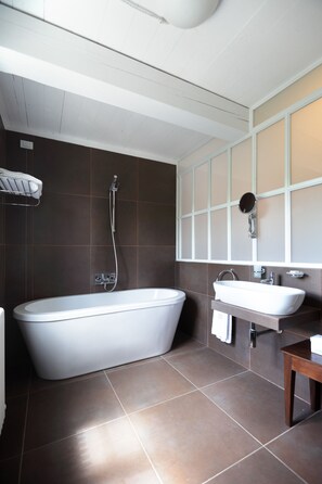 Free toiletries, hair dryer, bidet, towels - Tenuta Santi Giacomo e Filippo (Urbino)