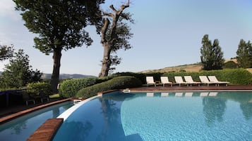 Una piscina techada, una piscina al aire libre