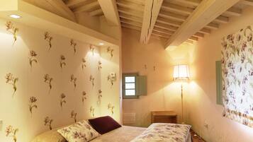 1 bedroom, Egyptian cotton sheets, premium bedding, down duvets