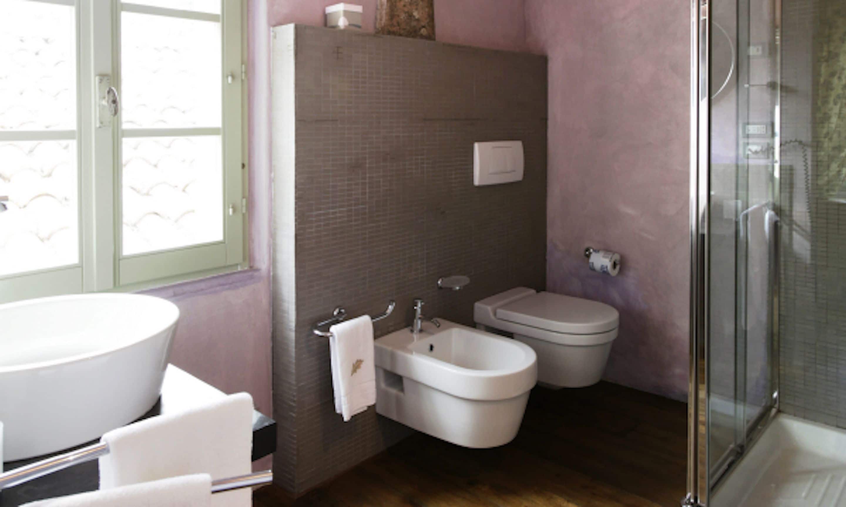 Ein Badezimmer mit einer freistehenden Badewanne, einer Toilette und einem Bidet.