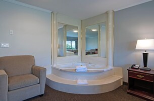 Suite, 1 King Bed, Jetted Tub, River View | Jetted tub