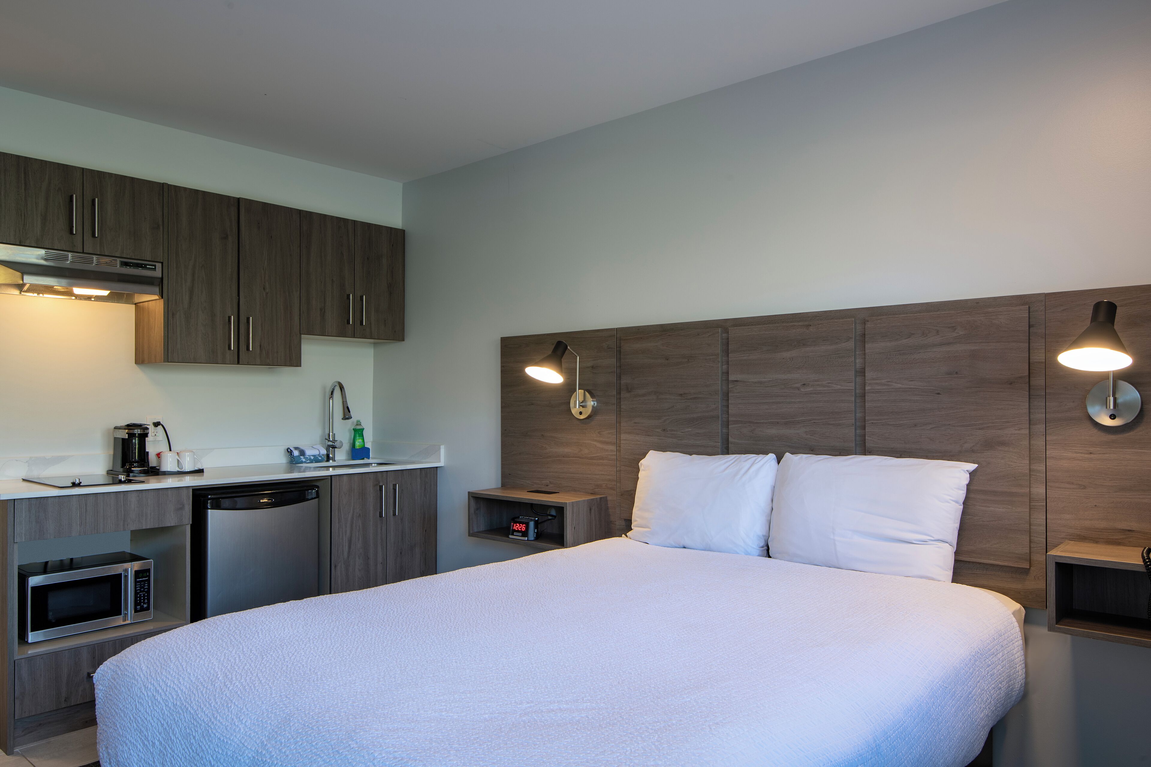 Room, 1 Queen Bed, Kitchenette, River View | Iron/ironing board, free WiFi, bed sheets