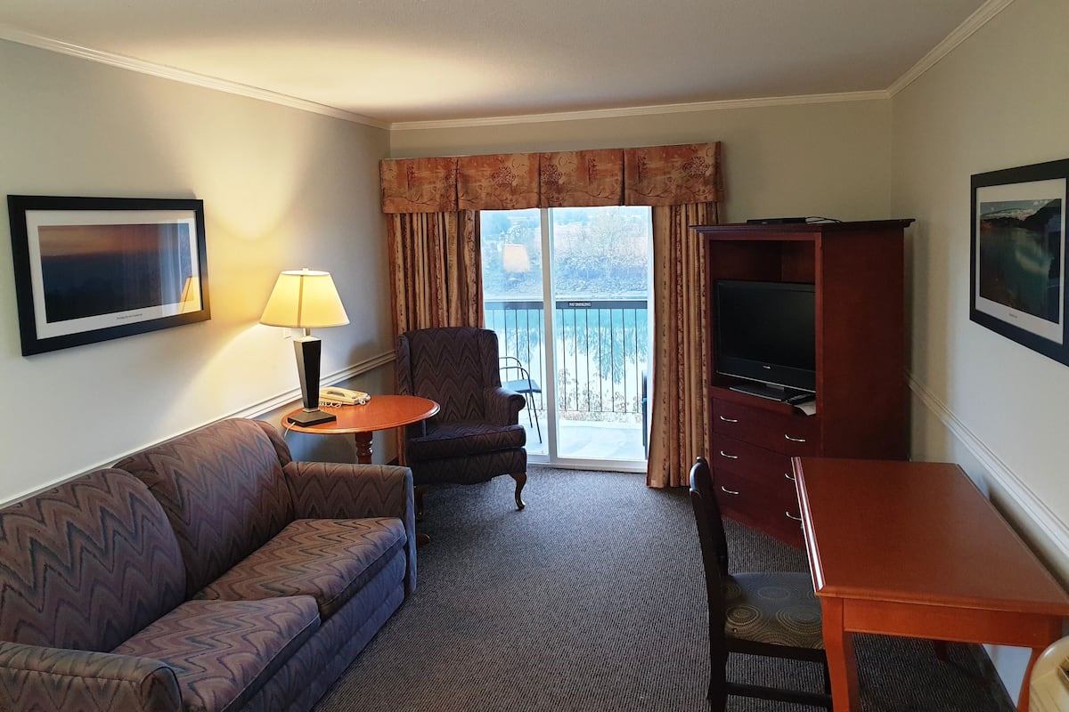 Suite, 1 Bedroom, Kitchenette, River View | Television