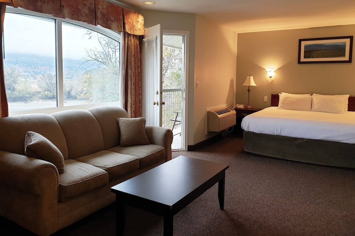 Suite, 1 King Bed, Jetted Tub, River View | 1 bedroom, iron/ironing board, free WiFi, bed sheets