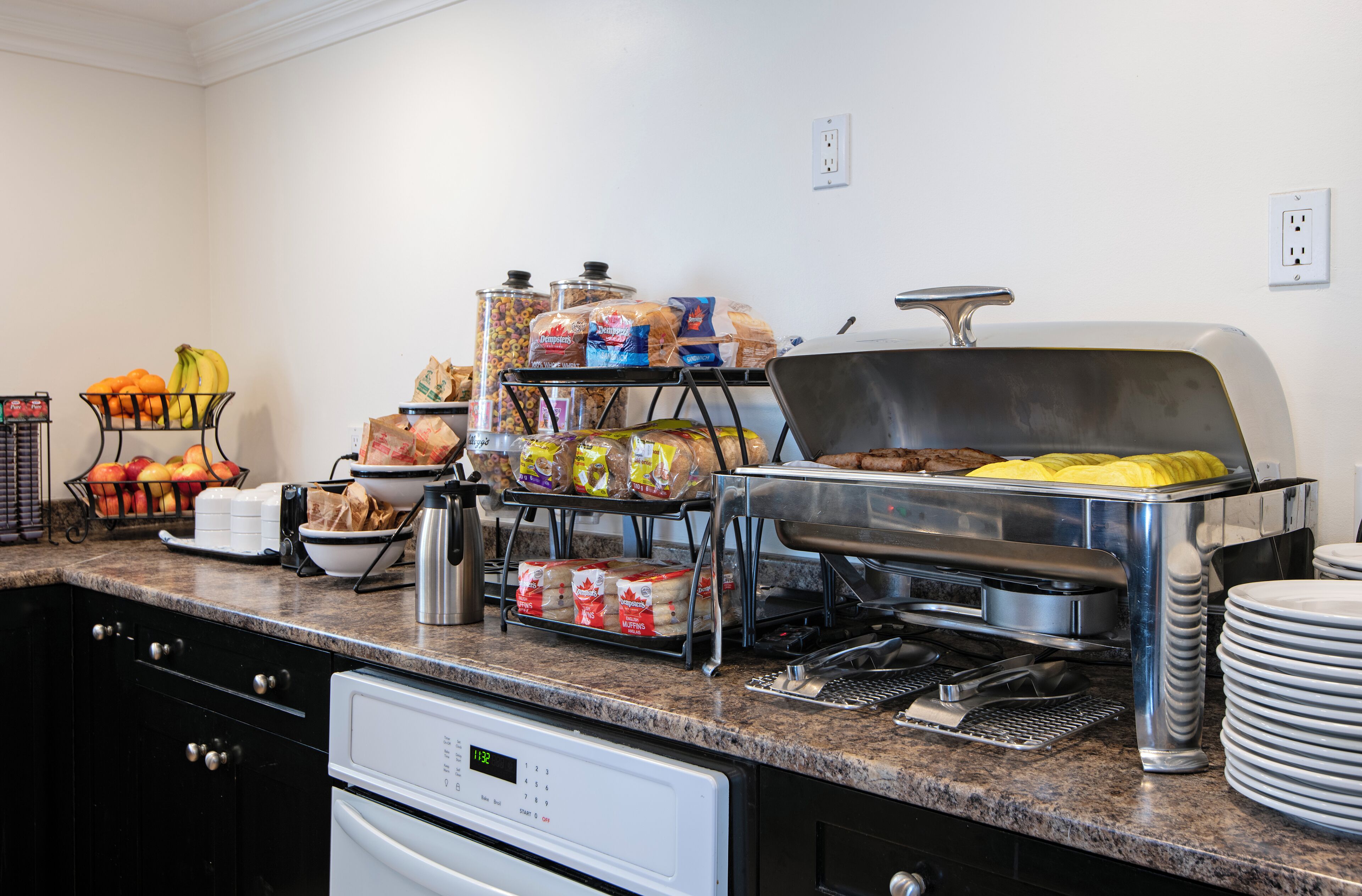 Een buffetopstelling met diverse gerechten en bestek.