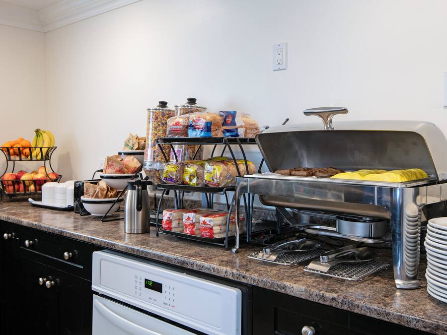 Una barra de buffet con diversos alimentos y utensilios.