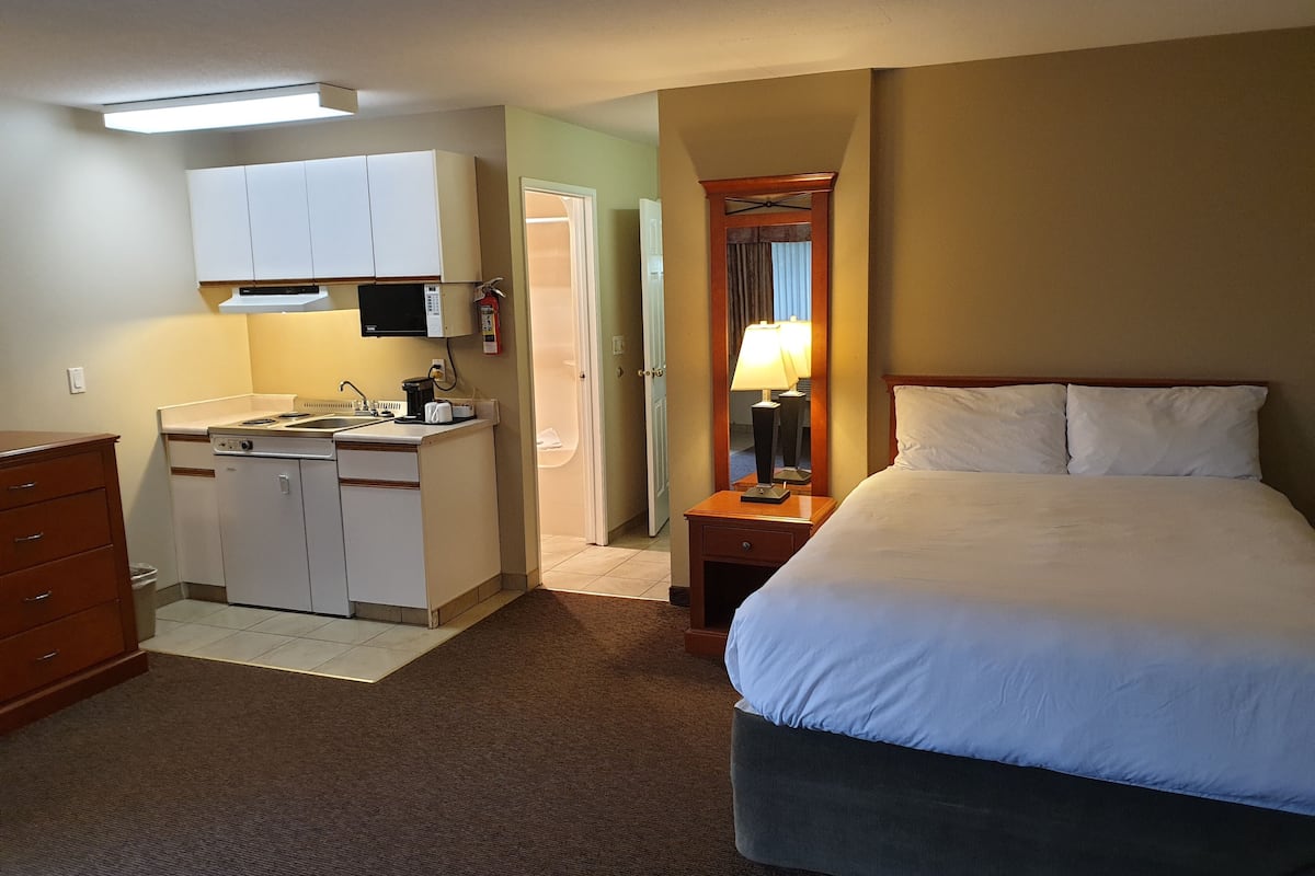 Family Suite, 1 Bedroom, Kitchen, River View | 1 bedroom, iron/ironing board, free WiFi, bed sheets