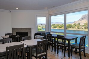 朝食 (コンチネンタル ブレックファスト)、毎日提供 (無料)