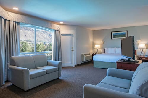 Suite, 1 King Bed, Jetted Tub, River View | Living area