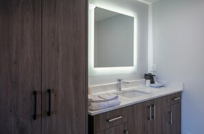 Room, 1 Queen Bed, Kitchenette, River View | Iron/ironing board, free WiFi, bed sheets