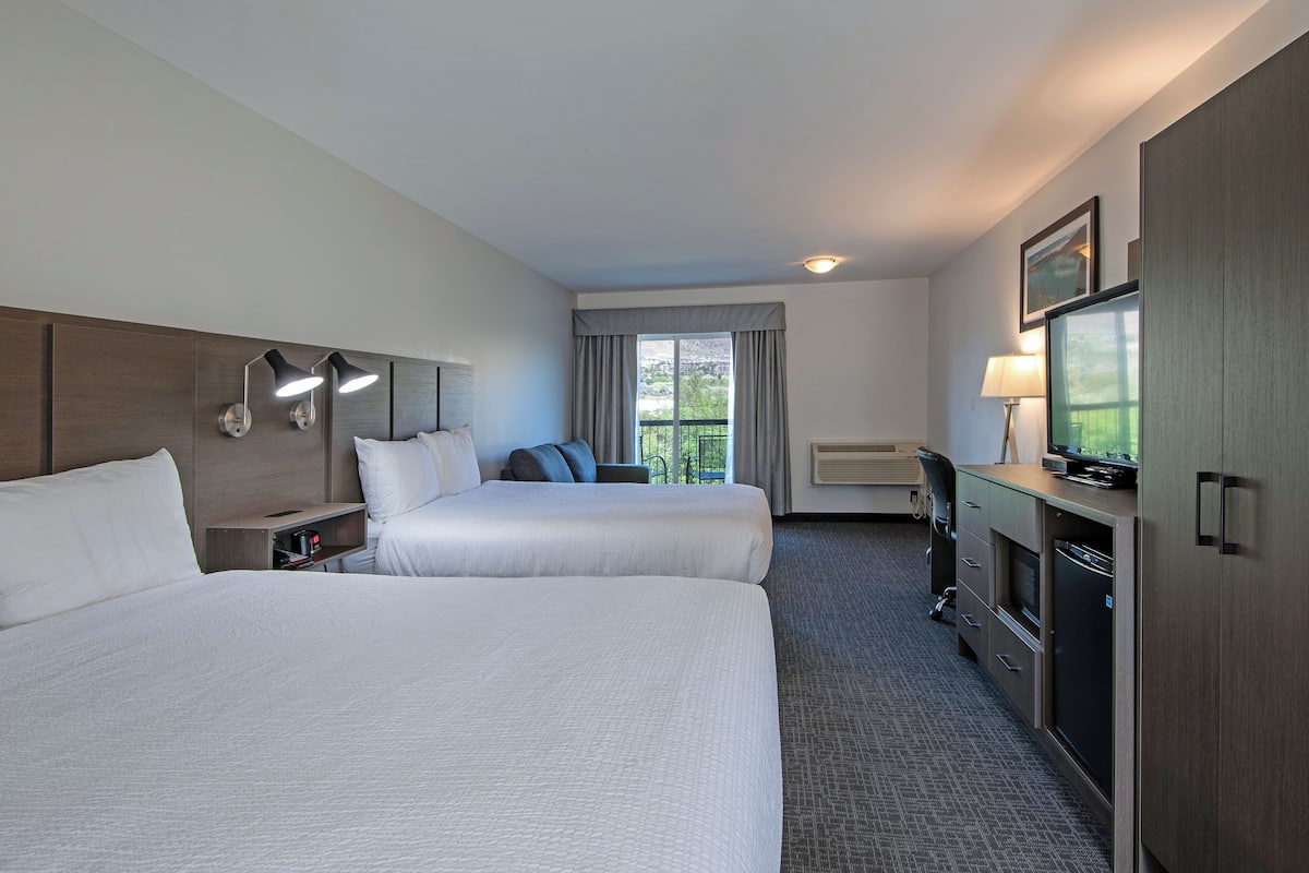 Chambre, 2 grands lits, balcon, vue sur le fleuve | Fer et planche à repasser, accès au Wi-Fi (inclus), literie fournie