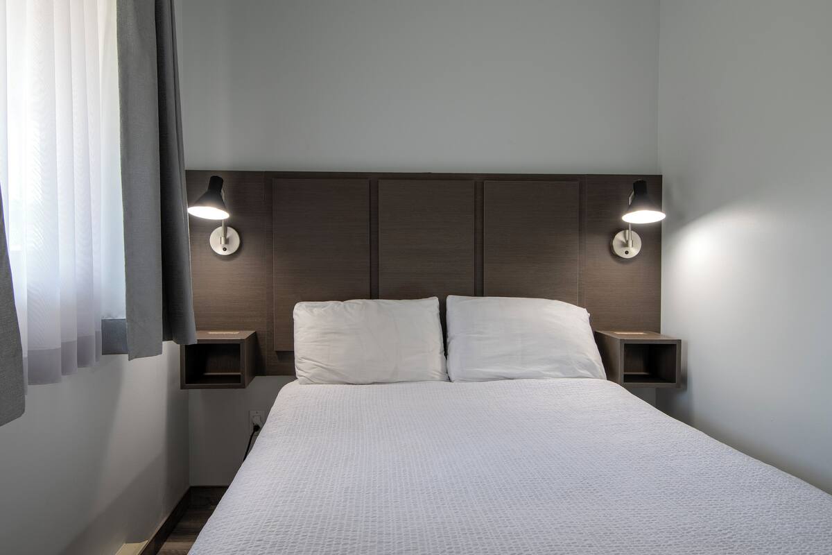 Suite, 1 lit double, cuisinette | Fer et planche à repasser, accès au Wi-Fi (inclus), literie fournie