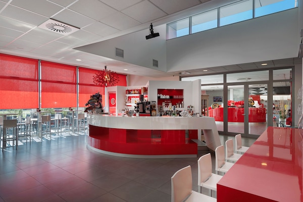 Lounge dans le hall, vue sur le jardin, ouvert certains jours