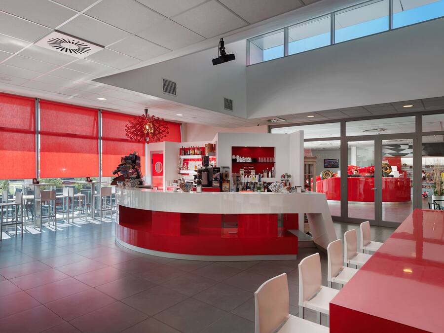 Salone nella hall, con vista sul giardino, aperto solo in alcuni giorni