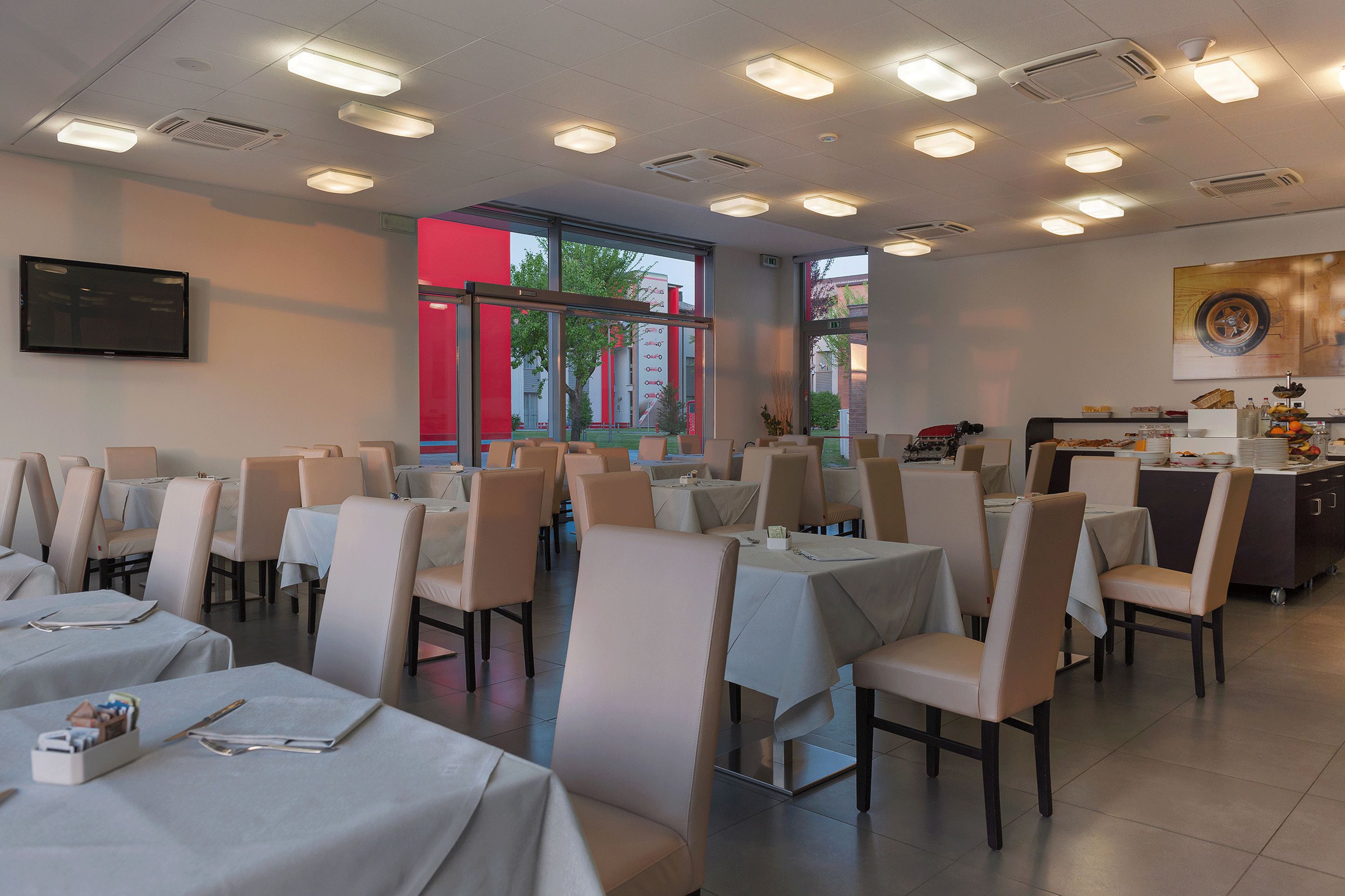 Tägliches Frühstücksbuffet (15 EUR pro Person)