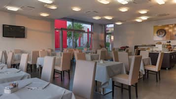 TĂ€gliches FrĂŒhstĂŒcksbuffet (15 EUR pro Person)