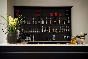 Lobby lounge, garden views, open selected days - Hotel Maranello Village (Maranello)