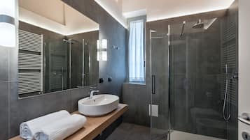 Dusche, kostenlose Toilettenartikel, Haartrockner, Bidet