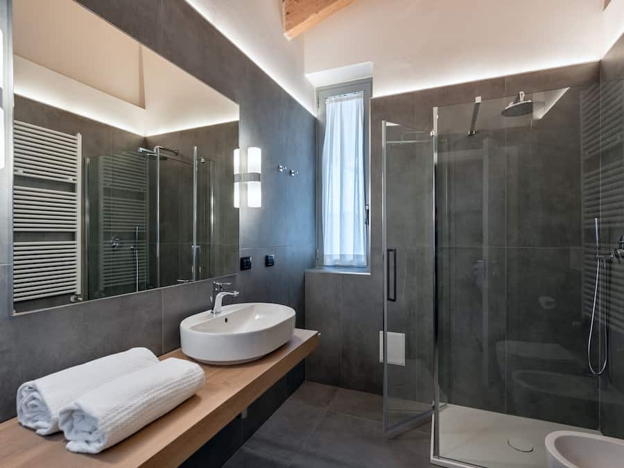 Een douche, gratis toiletartikelen, een haardroger, een bidet