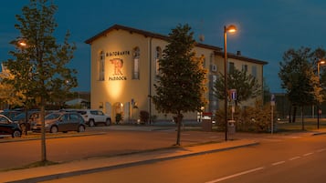 2 restaurants, lunch, dinner served; Italian cuisine