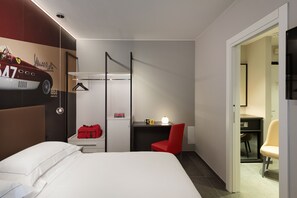 Minibar, caja de seguridad en la habitación y decoración personalizada 